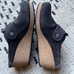 Diversify any looks with these was slip on’s. Lightly worn.